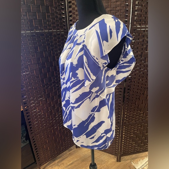 Women’s Michael Kors Sleeveless Blue & White Bold Print Ruffled Pleated Blouse - Picture 5 of 6